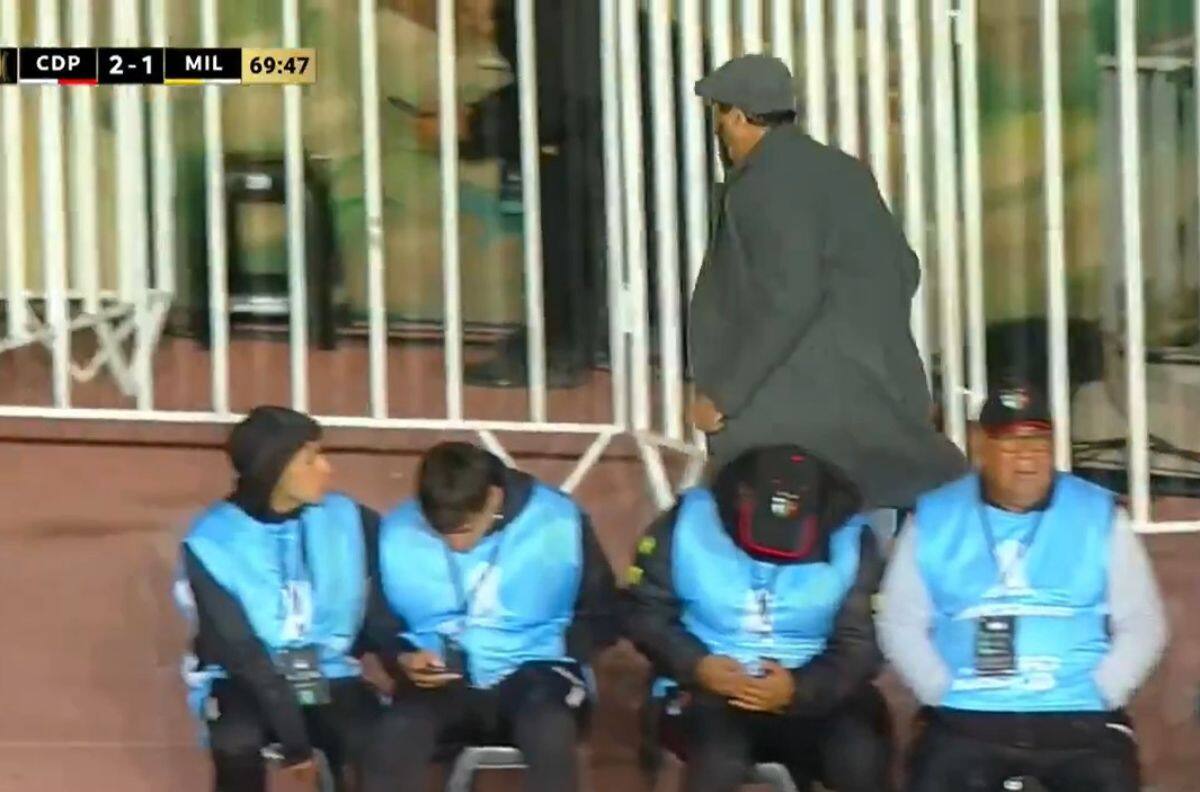 VIDEO | ¿Para dónde iba? La misteriosa carrera de Vitamina Sánchez en pleno partido de Palestino vs Millonarios