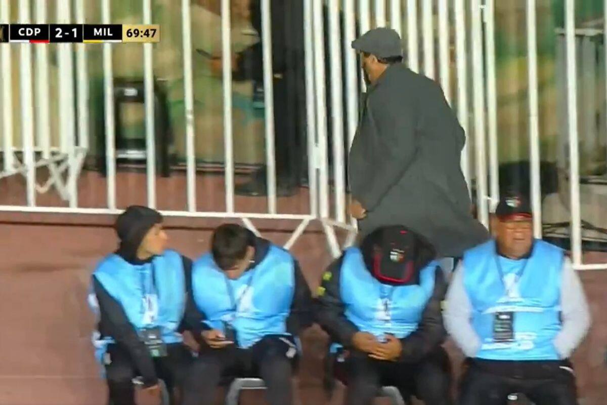 Minuto 70 y el entrenador de la escuadra tricolor tuvo que dejar a la carrera el sector técnico del Francisco Sánchez Rumoroso.