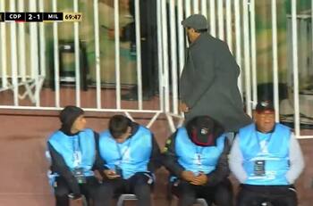 VIDEO | ¿Para dónde iba? La misteriosa carrera de Vitamina Sánchez en pleno partido de Palestino vs Millonarios