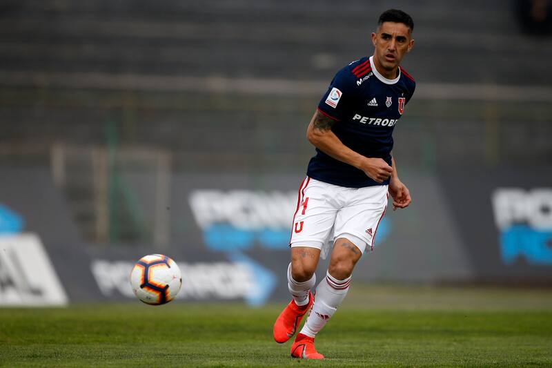 Futbol, Palestino vs Universidad de Chile.
Primera fecha, segunda rueda campeonato nacional 2019.
El jugador de Universidad de Chile Osvaldo Gonzalez controla el balon durante el partido de primera division contra Palestino disputado en el estadio La Cisterna de Santiago, Chile.
27/07/2019
Andres Pina/Photosport
Football, Palestino vs Universidad de Chile.
First date, second round National Championship 2019
Universidad de Chile's player Osvaldo Gonzalez controls the ball during the first division match against Palestino held at La Cisterna stadium in Santiago, Chile.
27/07/2019
Andres Pina/Photosport