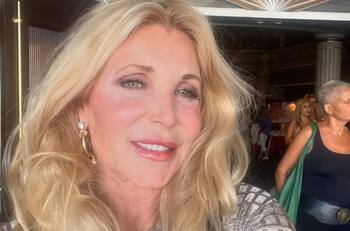 Tragedia en Hollywood: Pamela Bach, actriz de “Guardianes de la bahía”, fallece a los 62 años