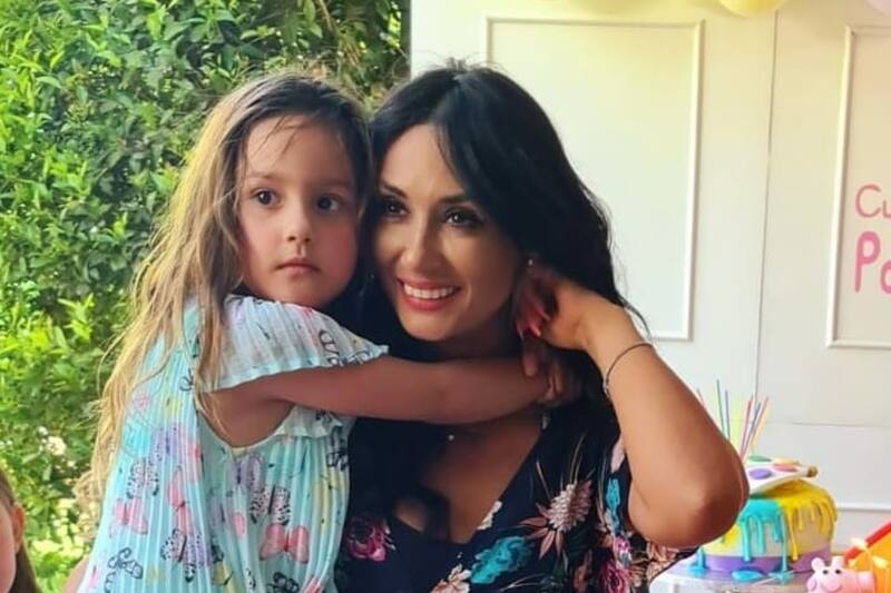 Pamela Diaz acompañó a su hija Pascuala en su primer día de clases, recordando un antiguo chascarro