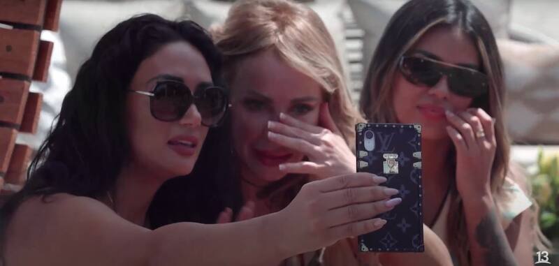 Pamela Díaz y Shirley Arica apoyaron a su compañera de encierro, Eva Gómez, durante su despedida a su familia.