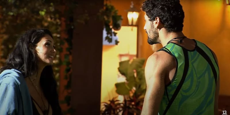 Durante “Tierra Brava”, Pamela Díaz y Jhonatan Mujica protagonizaron un coqueto momento al frente de todos sus compañeros de equipo.