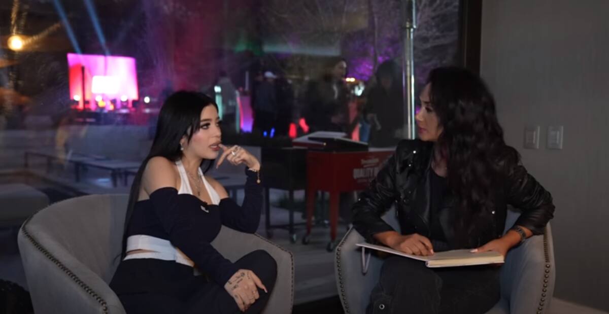 Pamela Díaz conversando con Katteyes.
