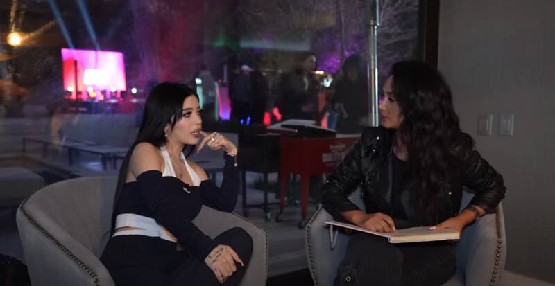 Pamela Díaz conversando con Katteyes.