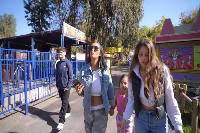 Pamela Díaz con su familia en Fantasilandia