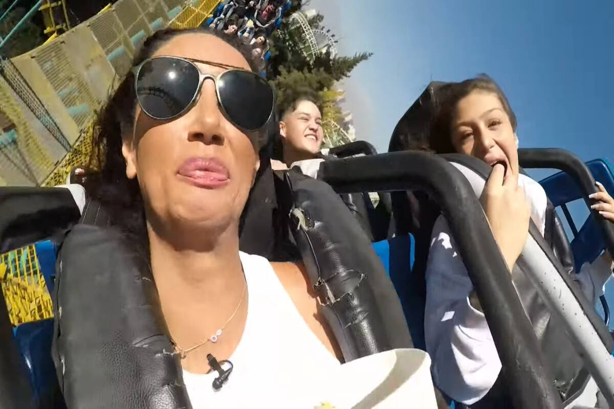 Pamela Díaz junto a sus hijos en el Boomerang de Fantasilandia