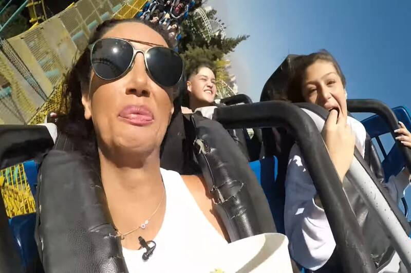 Pamela Díaz junto a sus hijos en el Boomerang de Fantasilandia