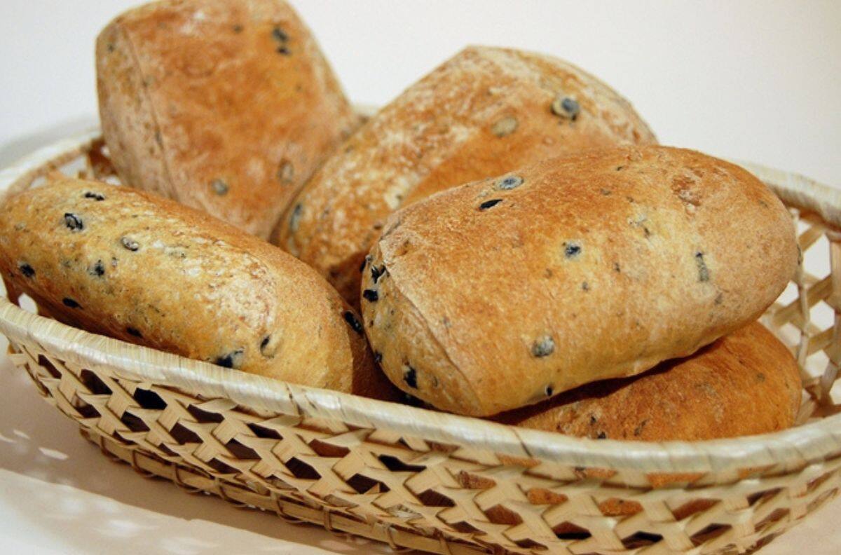 Receta de pan con aceitunas en 2 horas: perfecto para los días fríos y lluviosos