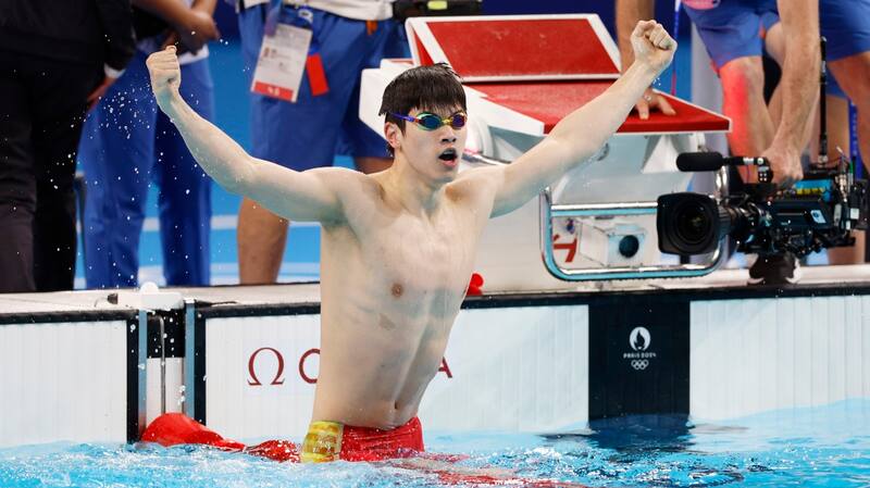 El nadador chino de 19 años batió el récord mundial de natación en la categoría de 100 metros masculino. EFE.
