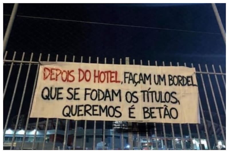 "Después del hotel, hagan un burdel. Que se jodan los títulos, lo que queremos es hormigón", se lee en la imagen.