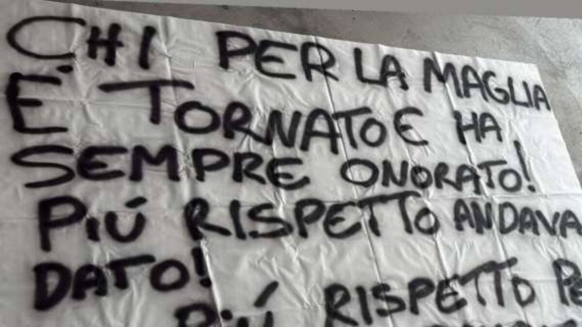 Hinchas del Udinese pidieron respeto para Maravilla.