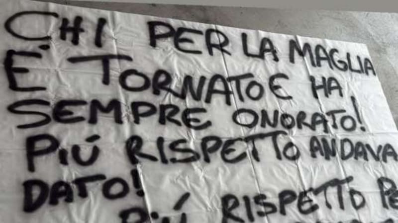 Hinchas del Udinese pidieron respeto para Maravilla.