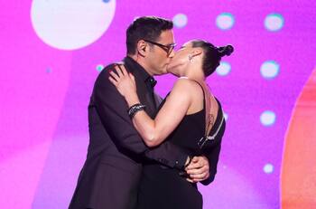 “Tendríamos que haber dicho que no”: Pancho Saavedra critica la tradición del beso que surgió desde el Festival de Viña