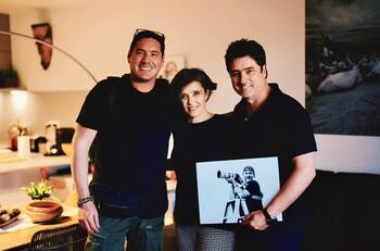 Pancho Saavedra y Jorge Zabaleta se reencuentran con viuda de Toni Espadas tras su trágica muerte en grabaciones de “Socios por el Mundo”