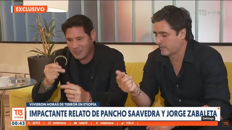 Pancho Saavedra y Jorge Zabaleta mostró la pulsera hecha con casquetes de bala que les regaló Toni Espadas.