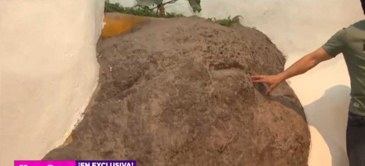 Pangal Andrade integró una piedra como decorado de su casa.