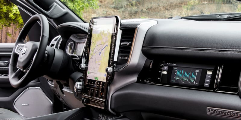 El deportista y su camioneta.