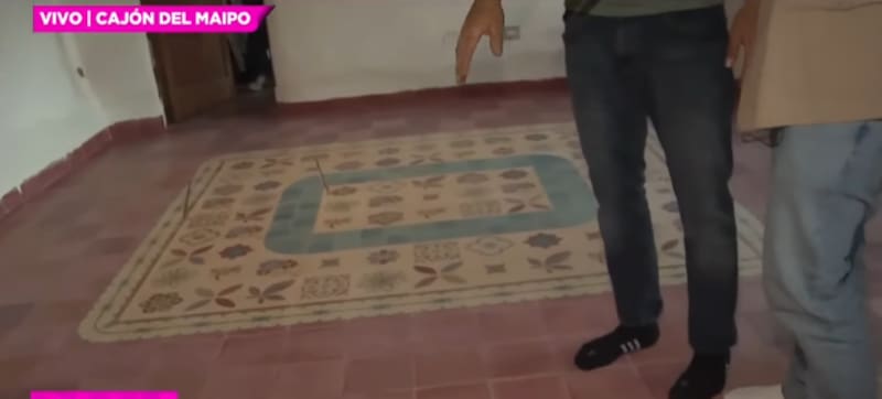 Pangal Andrade mostró los diseños que hizo su papá para los mosaicos del suelo.