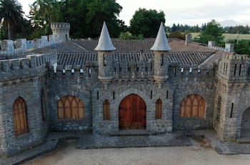 Este increíble y desconocido castillo está a solo horas de Santiago: Conoce cómo llegar a la edificación