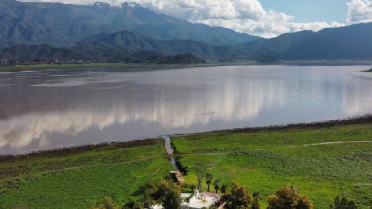 Esta relajante laguna queda a una hora de Santiago y es ideal para liberar el estrés de marzo