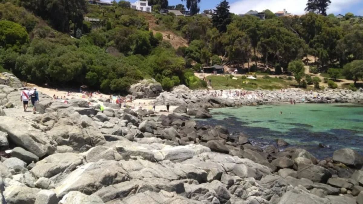 La playa escondida que se encuentra a dos horas de Santiago y puedes visitar en primavera