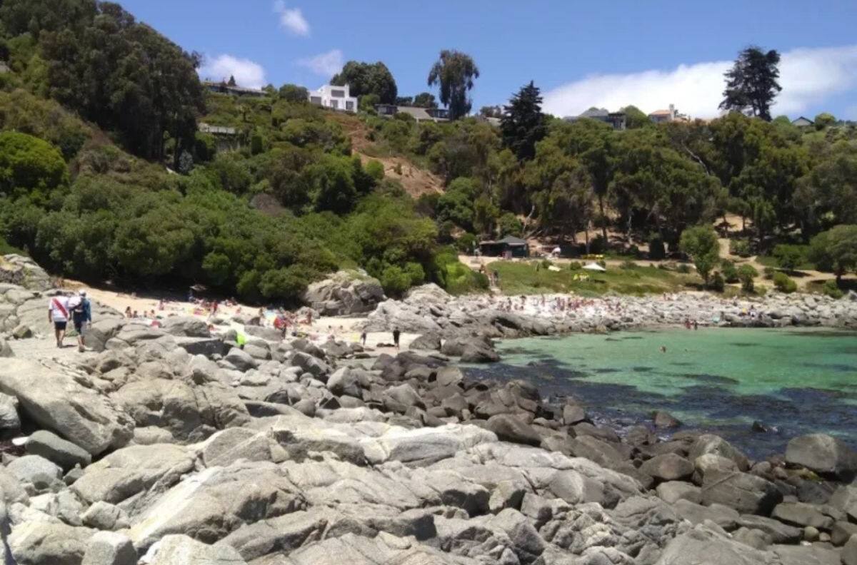 La playa escondida que se encuentra a dos horas de Santiago y puedes visitar en primavera