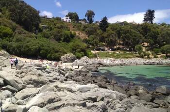 La playa escondida que se encuentra a dos horas de Santiago y puedes visitar en primavera