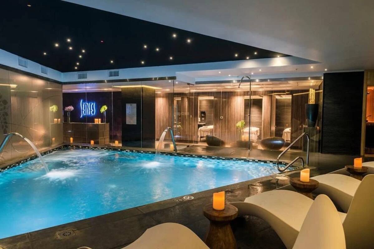 Spa con piscina temperada y masajes en Santiago: el panorama perfecto para desconectarse sin salir de la ciudad.
