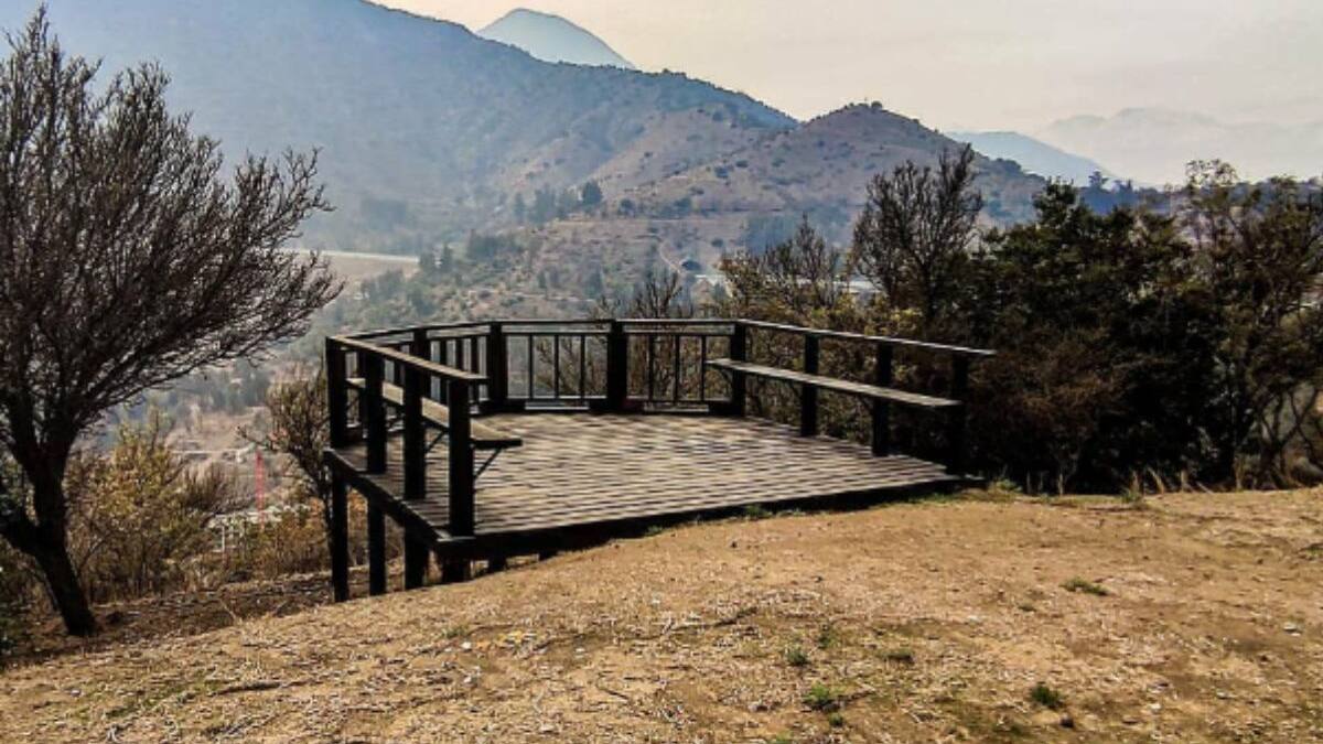 Panorama ideal para principiantes: Mirador ubicado en Santiago ofrece un mini trekking de una hora