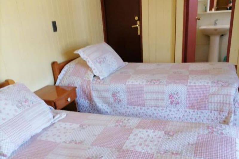 Esta última opción de alojamiento cuenta con el uso de cocina compartida.
Créditos: Booking.