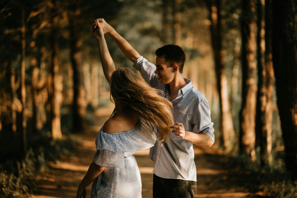 No necesitas gastar demás o viajar largas horas para pasar un momento agradable junto a la persona que amas.
Créditos: Unsplash.