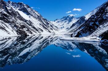 A 2 horas de Santiago: la espectacular laguna cordillerana que esconde una emotiva leyenda