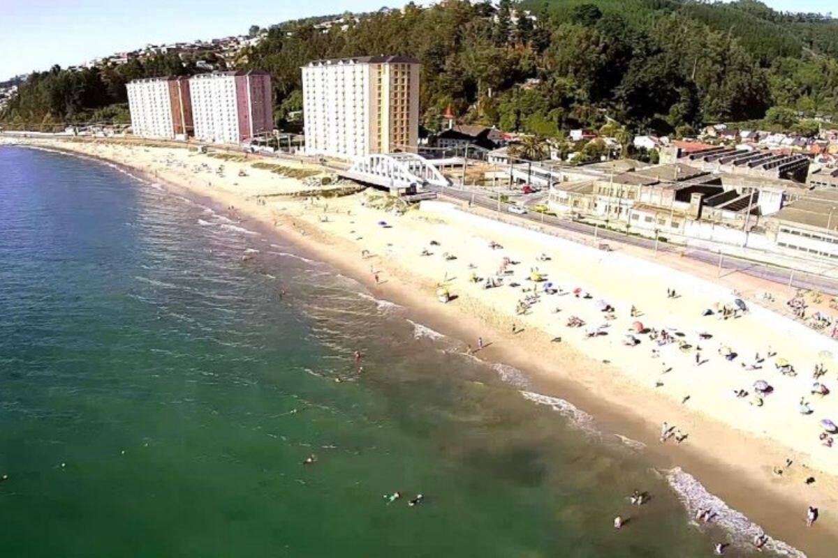 La mayoría de los alojamientos cuenta con vista a la Playa Bellavista.
Créditos: Municipalidad de Tomé.