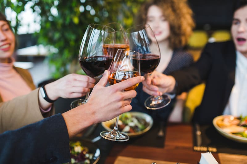 Dentro de las opciones con descuento dentro de Santiago hay catas de vino, eventos deportivos, festivales musicales, entre otros. Imagen referencial. Créditos: Freepik.