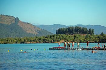 Escapa del calor en el lago artificial más grande de Chile: Conoce sus cristalinas aguas y la belleza de sus paisajes