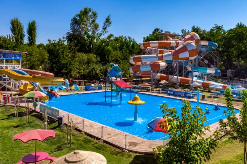 Disfruta de una tarde de relajo, diversión y risas en familia en este parque acuático que está en la RM.