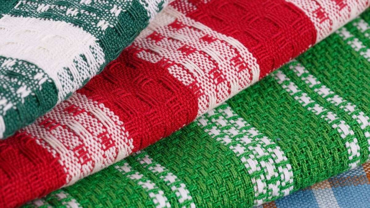 Ni detergente ni cloro: este es truco más eficaz para dejar los paños de cocina como nuevos y sin malos olores