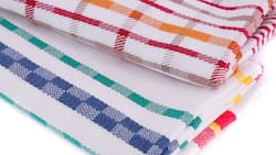 No es con cloro: La forma correcta de lavar los paños de cocina para que queden desinfectados y con buen olor