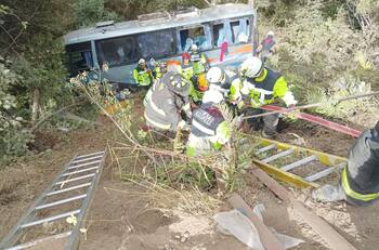 Bus con casi 30 pasajeros se desabarranca en Panquipulli dejando 12 lesionados