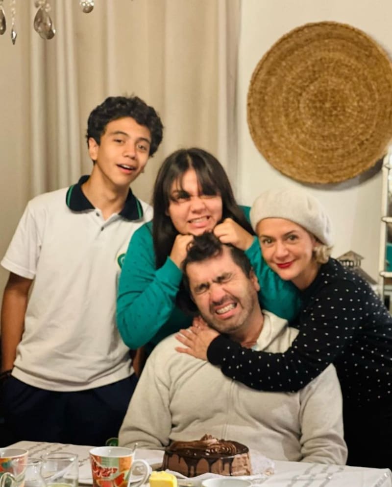 El hombre es parte de una agencia de comunicaciones y según indicó Paola Troncoso en una entrevista, se lleva bien con los hijos de su pareja.