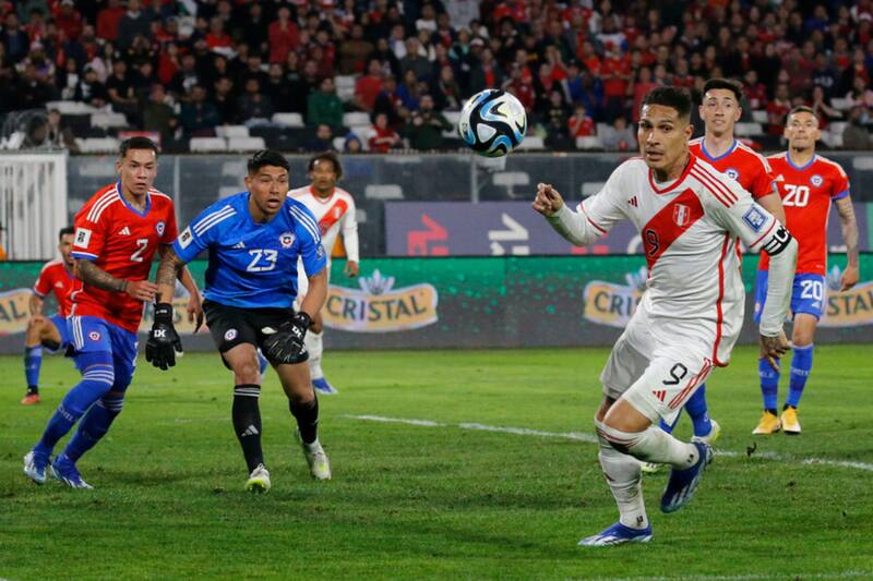 Paolo Guerrero volvió a las convocatorias de Perú para enfrentar a La Roja. (Foto: Photosport)