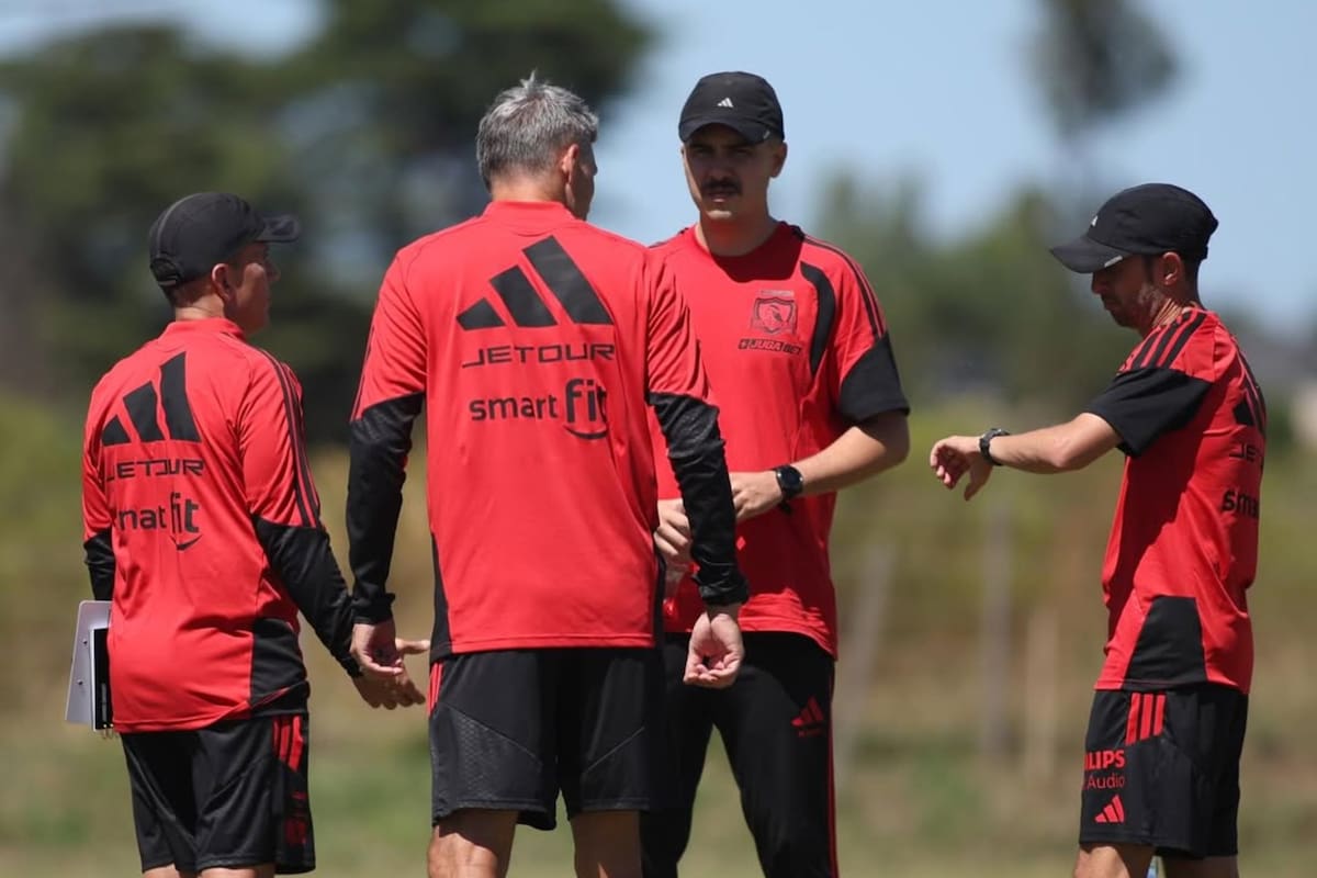 El PF junto al cuerpo técnico de Fernando Ortiz en Colo-Colo. Foto: p_pacione en Instagram.