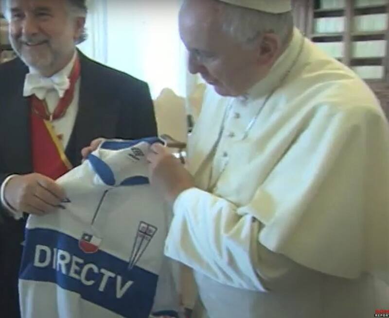 Jorge Mario Bergoglio posó con la camiseta de la UC en 2016