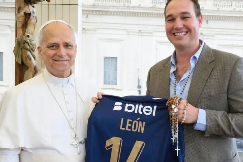 Papa León XIV recibió camiseta de Alianza Lima.