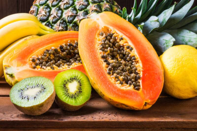 La papaya suele agregarse a los desayunos completos.