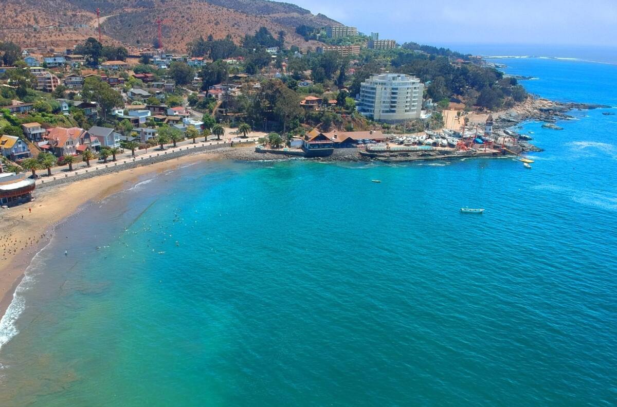 A solo dos horas de Santiago: la increíble playa donde se grabó una de las teleseries más exitosas de la TV chilena
