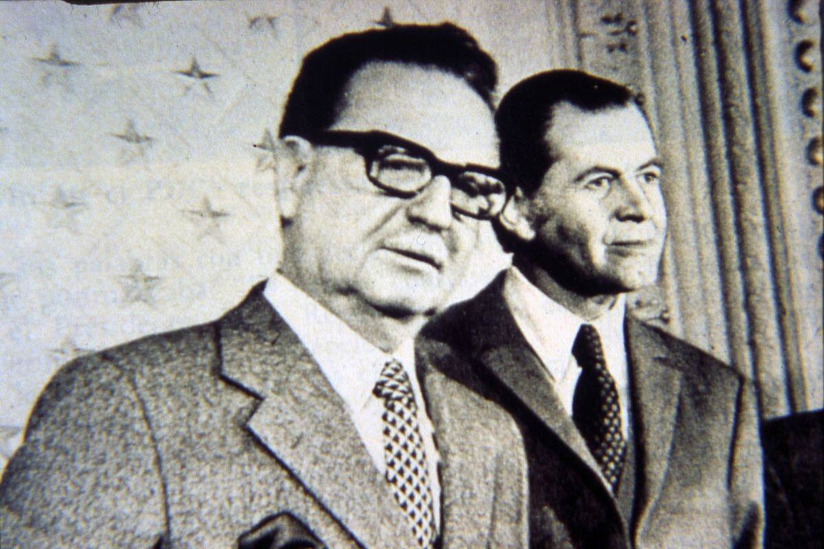 Gobierno toma posesión de las viviendas de los expresidentes Allende y Aylwin (izquierda y derecha, respectivamente).