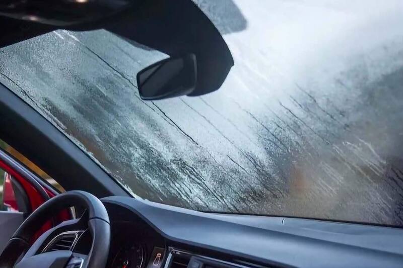 Conoce la temperatura que tienes que usar para desempañar tus vidrios del auto.